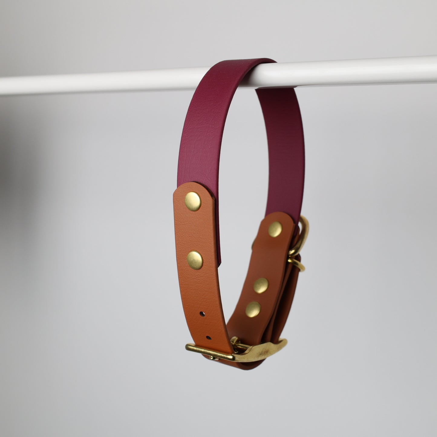 Collier chien personnalisable bicolore en biothane et laiton. marron et bordeaux