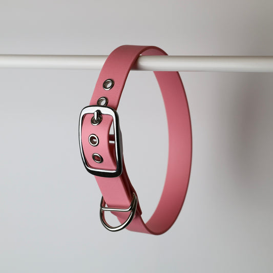 Collier pour chien en Biothane et laiton personnalisable Alma, coloris rose pastel, fabrication artisanale française