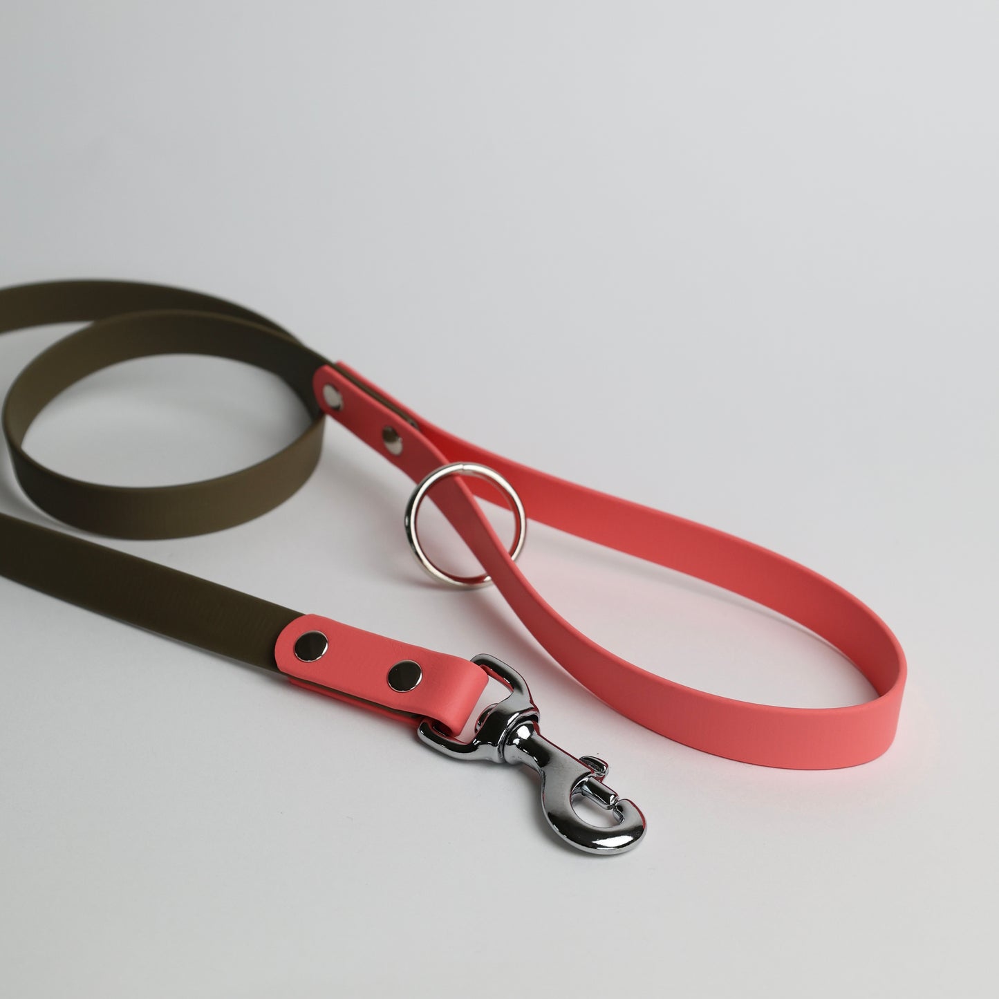 Laisse pour chien bicolore personnalisable en Biothane et laiton, militaire et corail